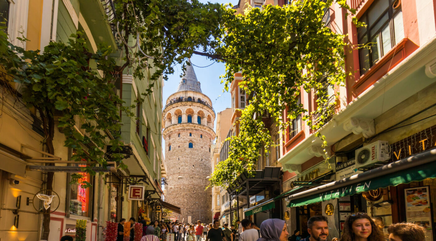 ถนนสาย Istiklal Avenue มองเห็นหอคอยกาลาต้าอยู่ด้านหลัง (รูปภาพ: iStockphoto)