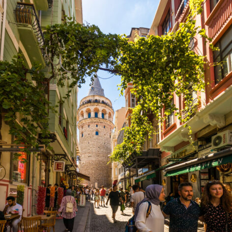 ถนนสาย Istiklal Avenue มองเห็นหอคอยกาลาต้าอยู่ด้านหลัง (รูปภาพ: iStockphoto)