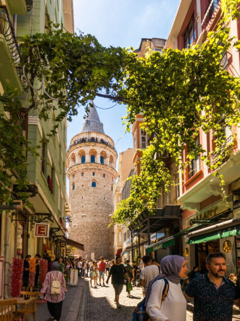 ถนนสาย Istiklal Avenue มองเห็นหอคอยกาลาต้าอยู่ด้านหลัง (รูปภาพ: iStockphoto)