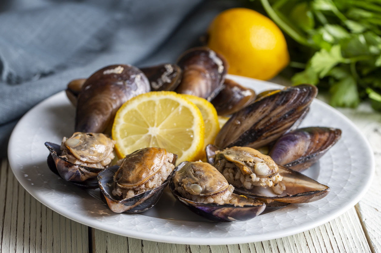 Midye Dolma plump orange mussels stuffed with herbed rice and aromatic spices (Photo: iStockphoto)