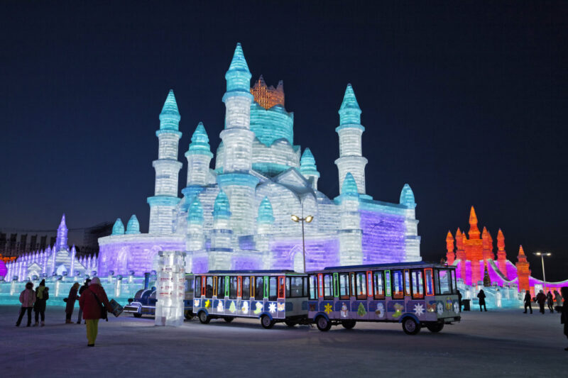 รถรางประดับไฟภายในงาน Harbin International Ice and Snow Sculpture Festival สาธารณรัฐประชาชนจีน (รูปภาพ: iStockphoto)