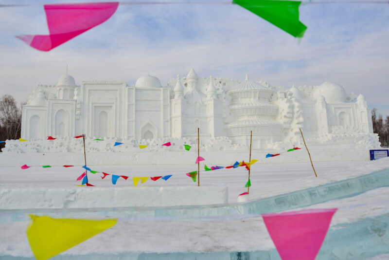 ประติมากรรมน้ำแข็งขนาดใหญ่ จัดแสดงภายในงาน Harbin International Ice and Snow Sculpture Festival สาธารณรัฐประชาชนจีน (รูปภาพ: iStockphoto)