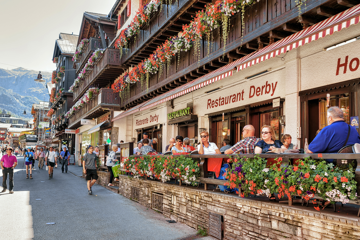 ร้านอาหารในย่านตัวเมือง Zermatt (รูปภาพ: iStockphoto)