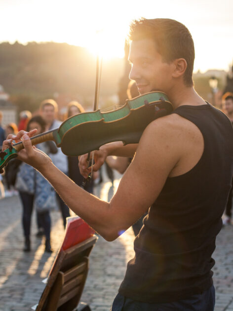 นักดนตรีเปิดการแสดงบนสะพานชาร์ล กรุงปราก สาธารณรัฐเช็ก (รูปภาพ: istockphoto)