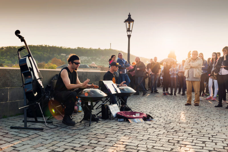 นักดนตรีเปิดการแสดงบนสะพานชาร์ล กรุงปราก (รูปภาพ: istockphoto)