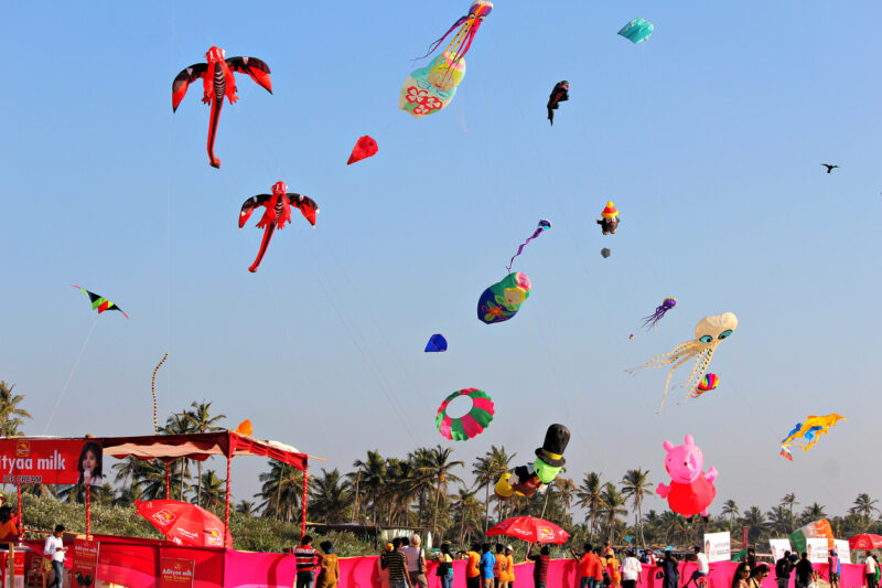 ว่าวสีสวยภายในงาน International Kite Festival ที่เมืองอาห์เมดาบัด อินเดีย (รูปภาพ: iStockphoto)