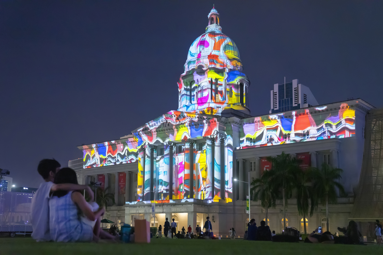 สีสันของหอศิลป์แห่งชาติสิงคโปร์ภายในงาน Singapore Art Week (รูปภาพ: iStockphoto)