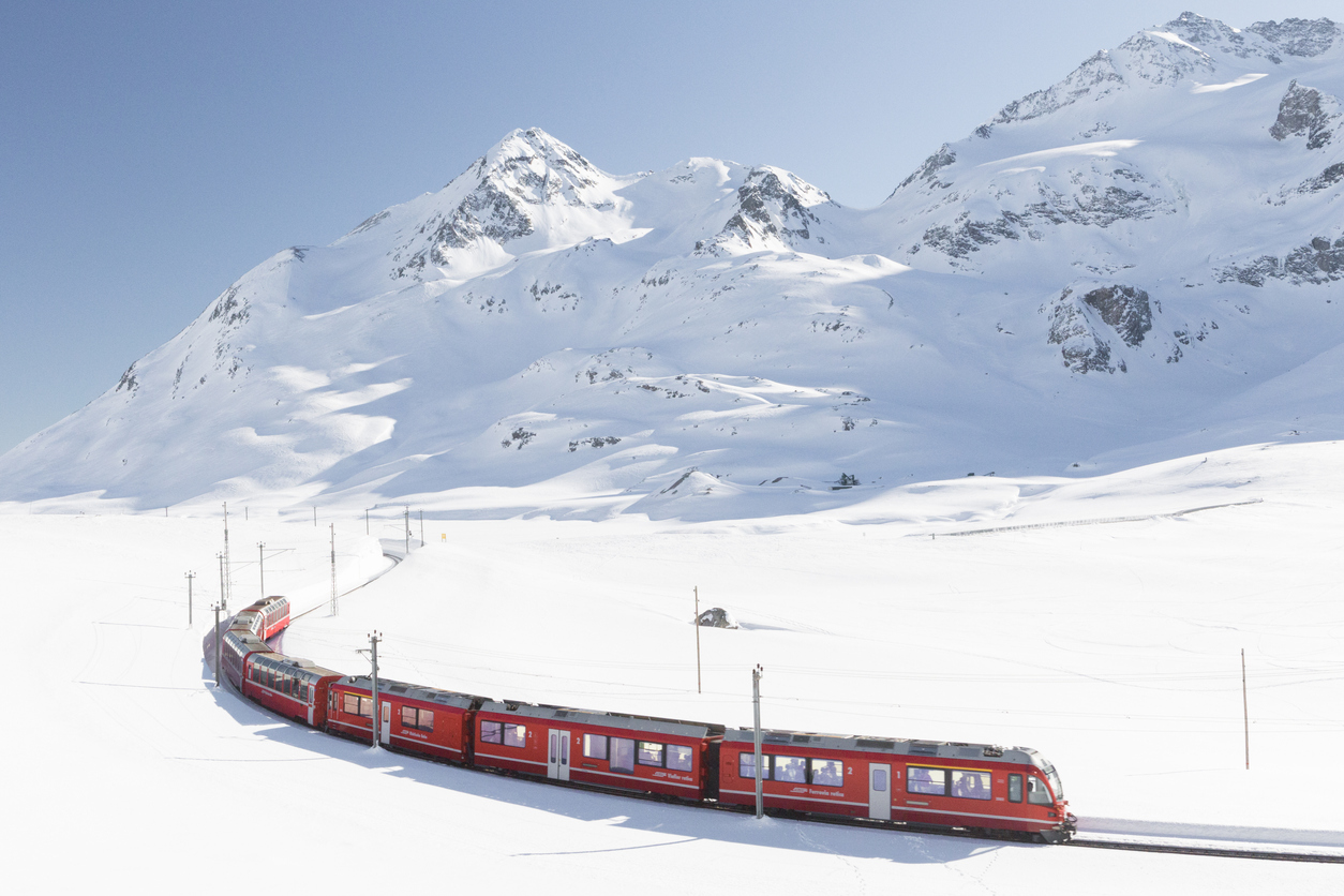 รถไฟ Rhaetian Railway ใน St. Moritz, สวิตเซอร์แลนด์ (รูปภาพ: iStockphoto)