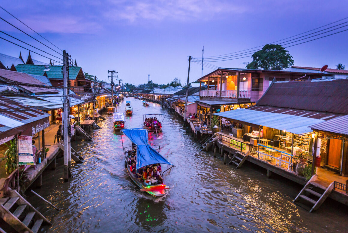 Atmosphere of Amphawa floating market in the evening. (Photo: iStockphoto)