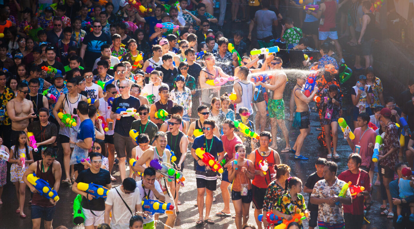 เทศกาลสงกรานต์ จัดขึ้นที่ถนนสีลม กรุงเทพฯ (รูปภาพ: iStockphoto)