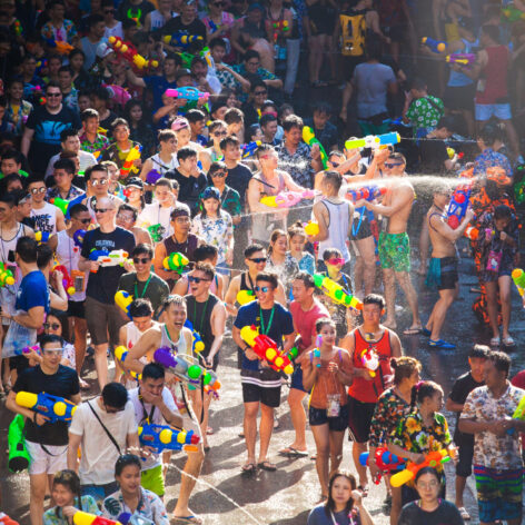 เทศกาลสงกรานต์ จัดขึ้นที่ถนนสีลม กรุงเทพฯ (รูปภาพ: iStockphoto)