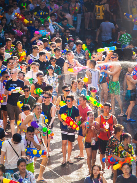 เทศกาลสงกรานต์ จัดขึ้นที่ถนนสีลม กรุงเทพฯ (รูปภาพ: iStockphoto)