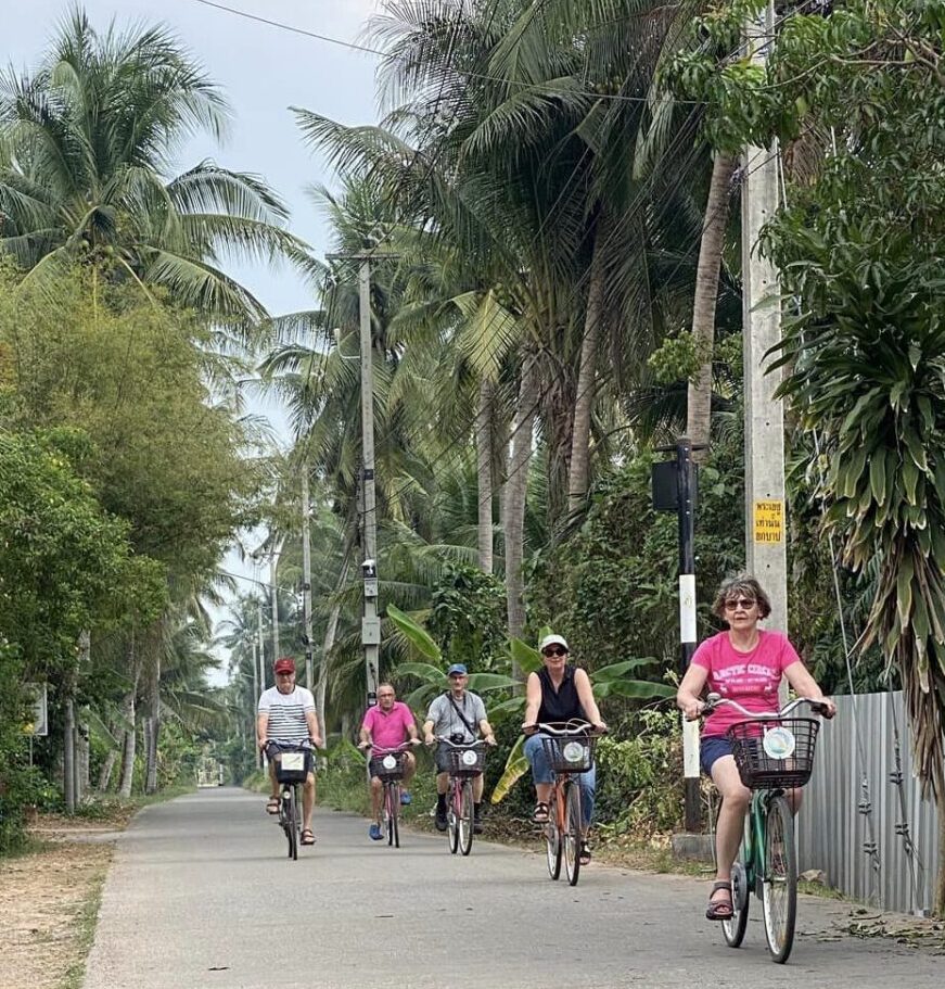 ปั่นจักรยานชมธรรมชาติโดยรอบอัมพวา (รูปภาพ: ชุมชนบ้านบางพลับ)