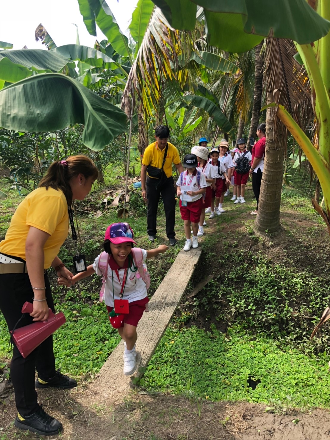 เด็ก ๆ เดินเที่ยวชมสวนผลไม้ที่ชุมชนบ้านบางพลับ (รูปภาพ: thailandtourismdirectory)
