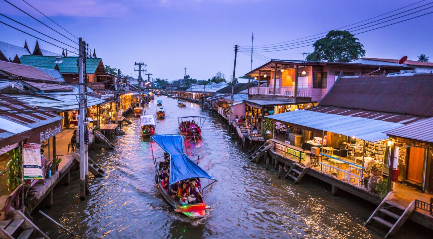บรรยากาศตลาดน้ำอัมพวาในยามเย็น (รูปภาพ: iStockphoto)