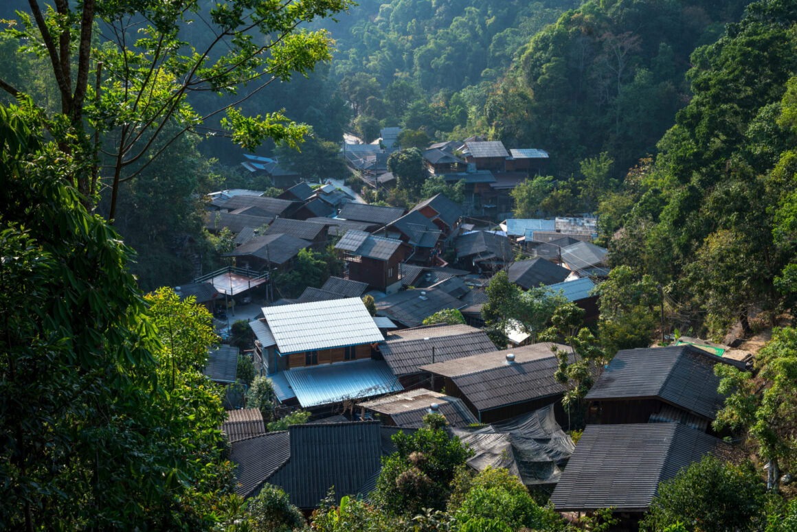 Atmosphere of Ban Mae Kampong amidst green valleys (Photo: iStockphoto)