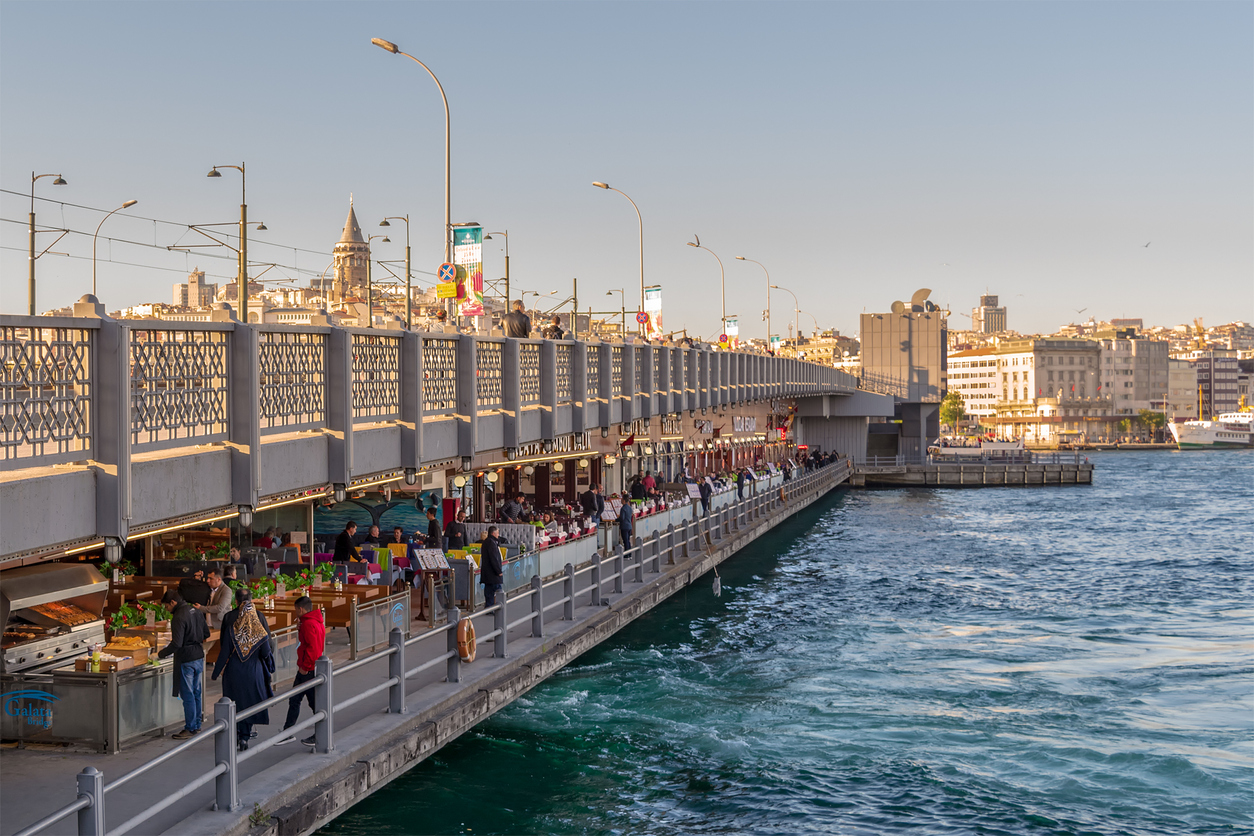 ร้านอาหารที่อยู่ใต้สะพาน Galata Bridge (รูปภาพ: iStockphoto)