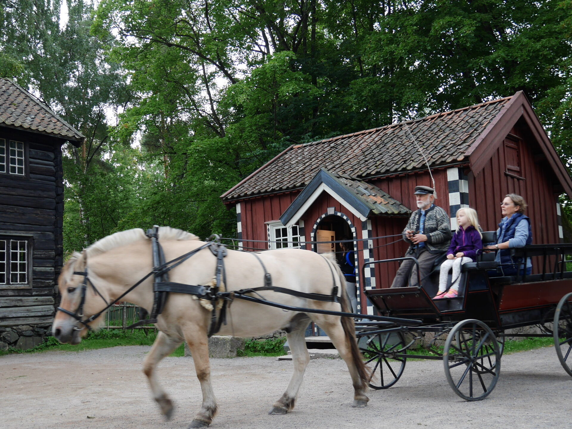 Horse drawn carriage service around Norsk Folkemuseum (Photo: Anya C.)