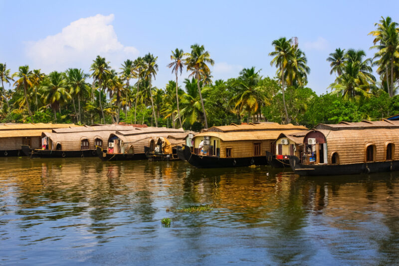 ล่องเรือในหมู่บ้านน้ำนิ่ง Backwaters village (รูปภาพ: iStockphoto)