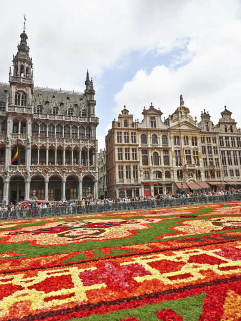 The colors and beauty of the flower carpet surrounding the Grand-Place. (Photo: iStockphoto)