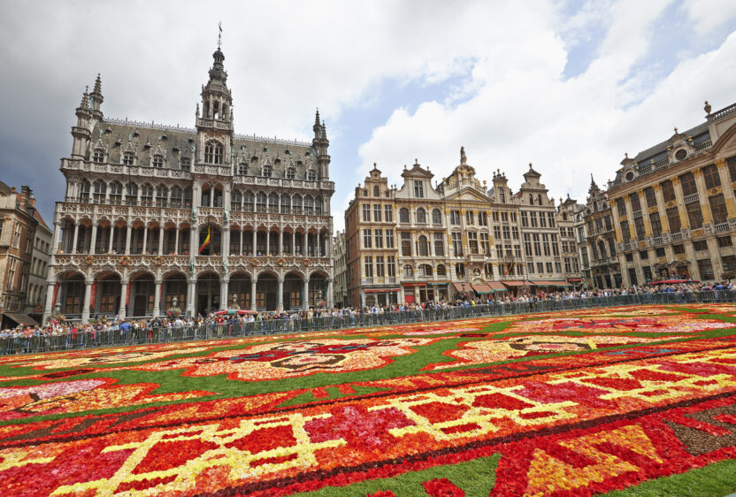 The colors and beauty of the flower carpet surrounding the Grand-Place. (Photo: iStockphoto)
