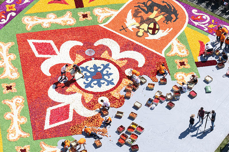 Experts and volunteers join together to create a giant most spectacular flower carpet. (Photo: www.flowercarpet.brussels/en)