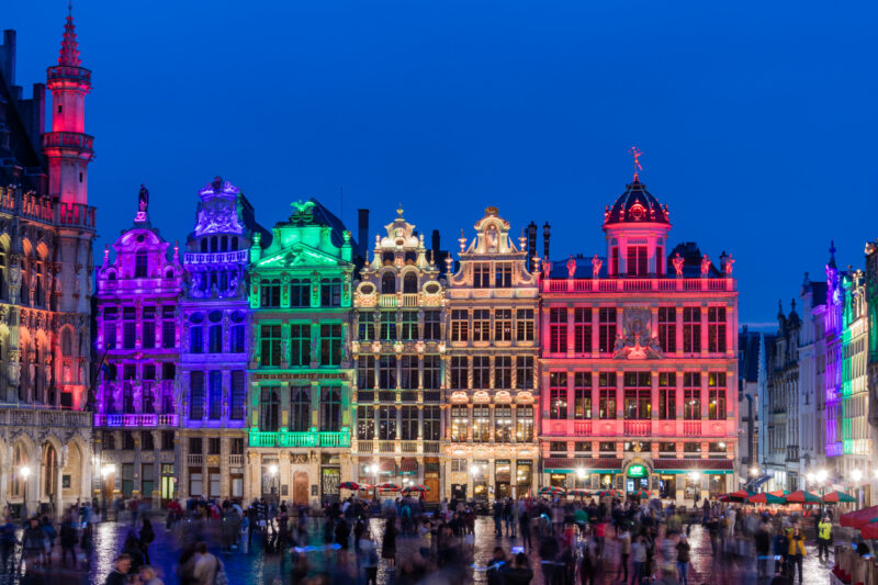 Enjoy the atmosphere, music, and lights at night. (Photo : www.flowercarpet.brussels/en)