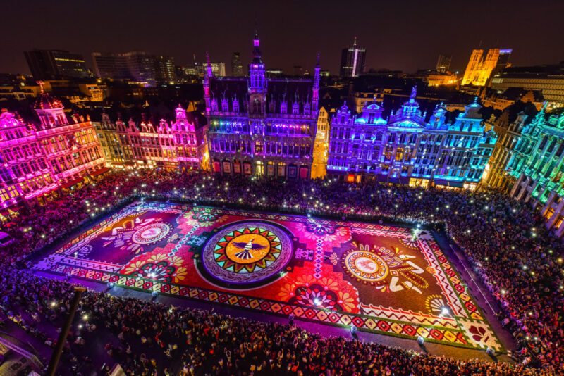 Enjoy the atmosphere, music, and lights at night. (Photo : www.flowercarpet.brussels/en)