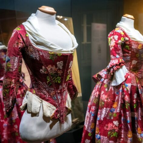 Classic clothing on display in Palazzo Morando (Photo Credit: commune.milano.it)