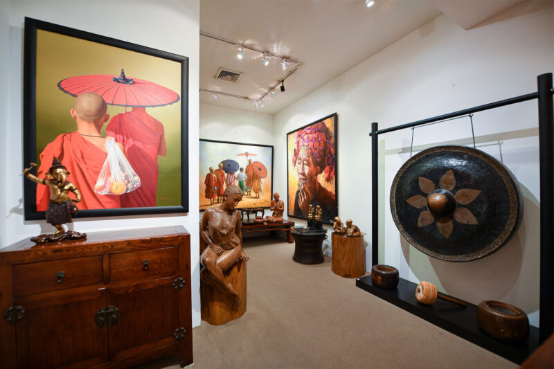 Gallery Kalyani presents colorful historical paintings reflecting the way of life of people around the world in the past (Photo Credit: rivercitybangkok.com)