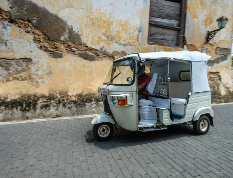 ริกชอว์ Rickshaw หรือรถตุ๊กตุ๊ก ในเมืองกอลล์ มีจอดรอให้เรียก (เครดิตรูปภาพ: iStockphoto)