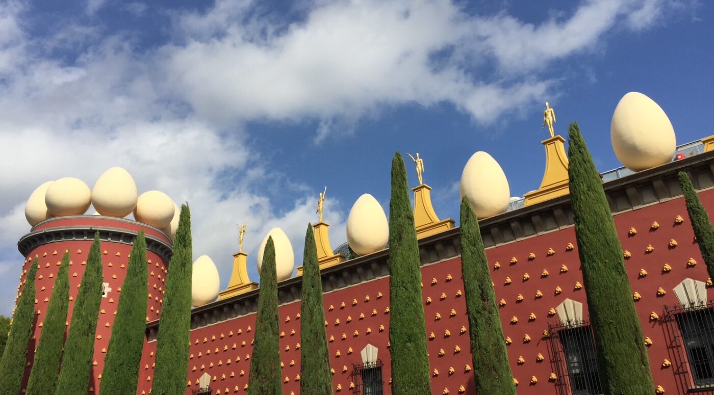 แนวกำแพงด้านนอกของ Dalí Theatre and Museum (เครดิตรูปภาพ: Anya C.)