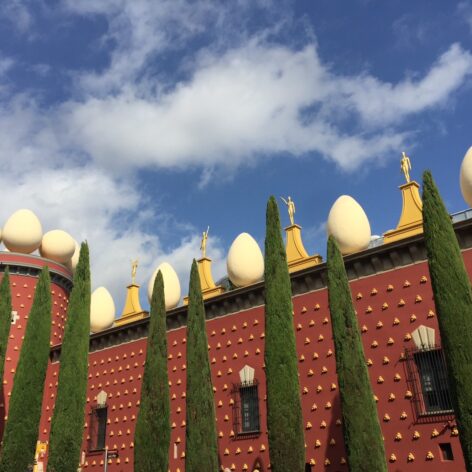 แนวกำแพงด้านนอกของ Dalí Theatre and Museum (เครดิตรูปภาพ: Anya C.)