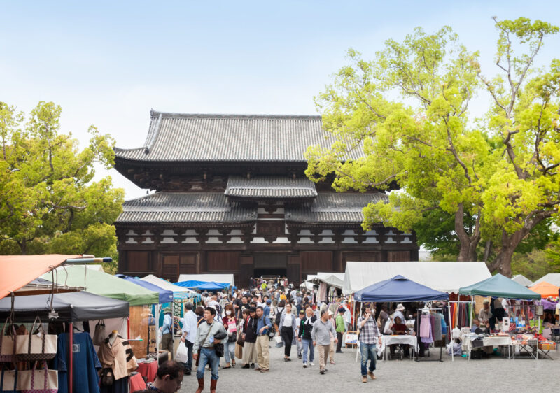 Atmosphere of To-ji flea market (Photo Credit: iStockphoto)