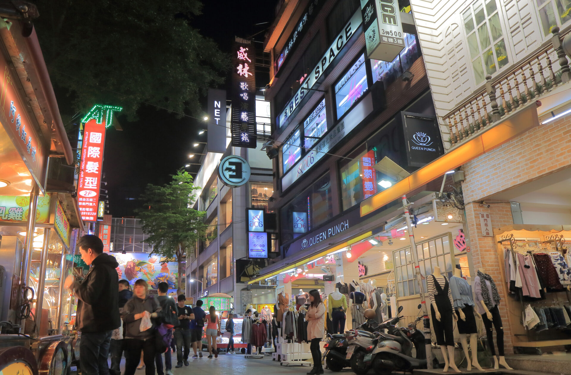 The Shinkuchan shopping district (Photo Credit: iStockphoto)