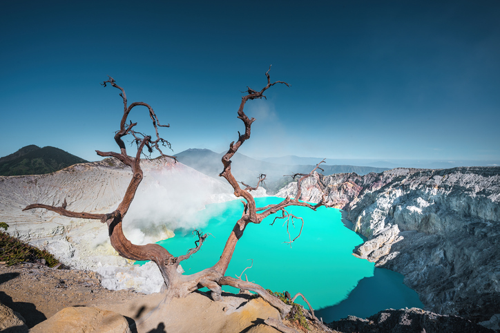 Sulfur Lake (Photo Credit: iStockphoto)