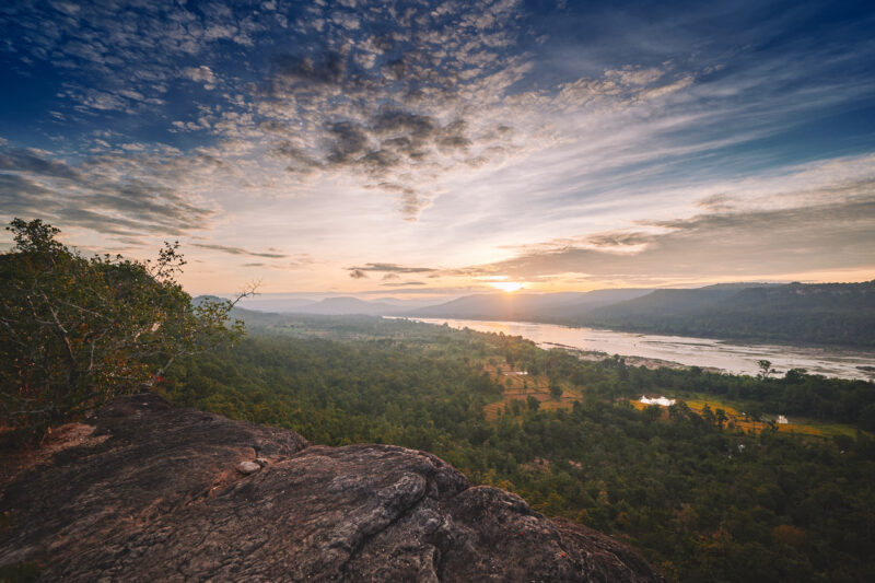 ทิวทัศน์ชายแดนลาวบนผาแต้ม (เครดิตรูปภาพ: iStockphoto)