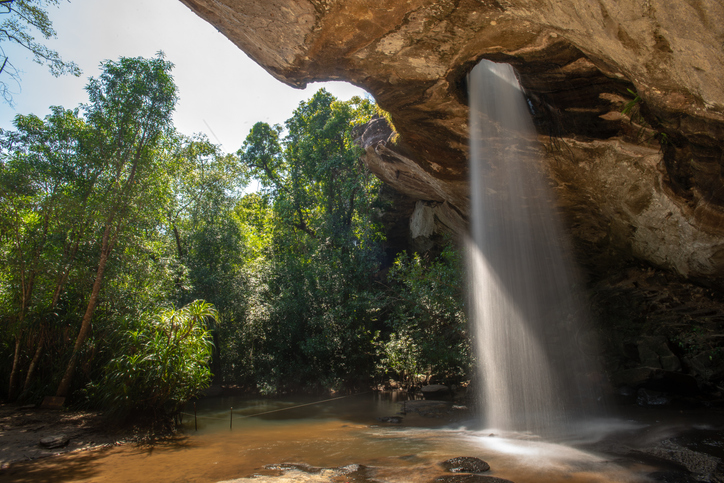 น้ำตกแสงจันทร์ (น้ำตกลงรู) (เครดิตรูปภาพ: iStockphoto)