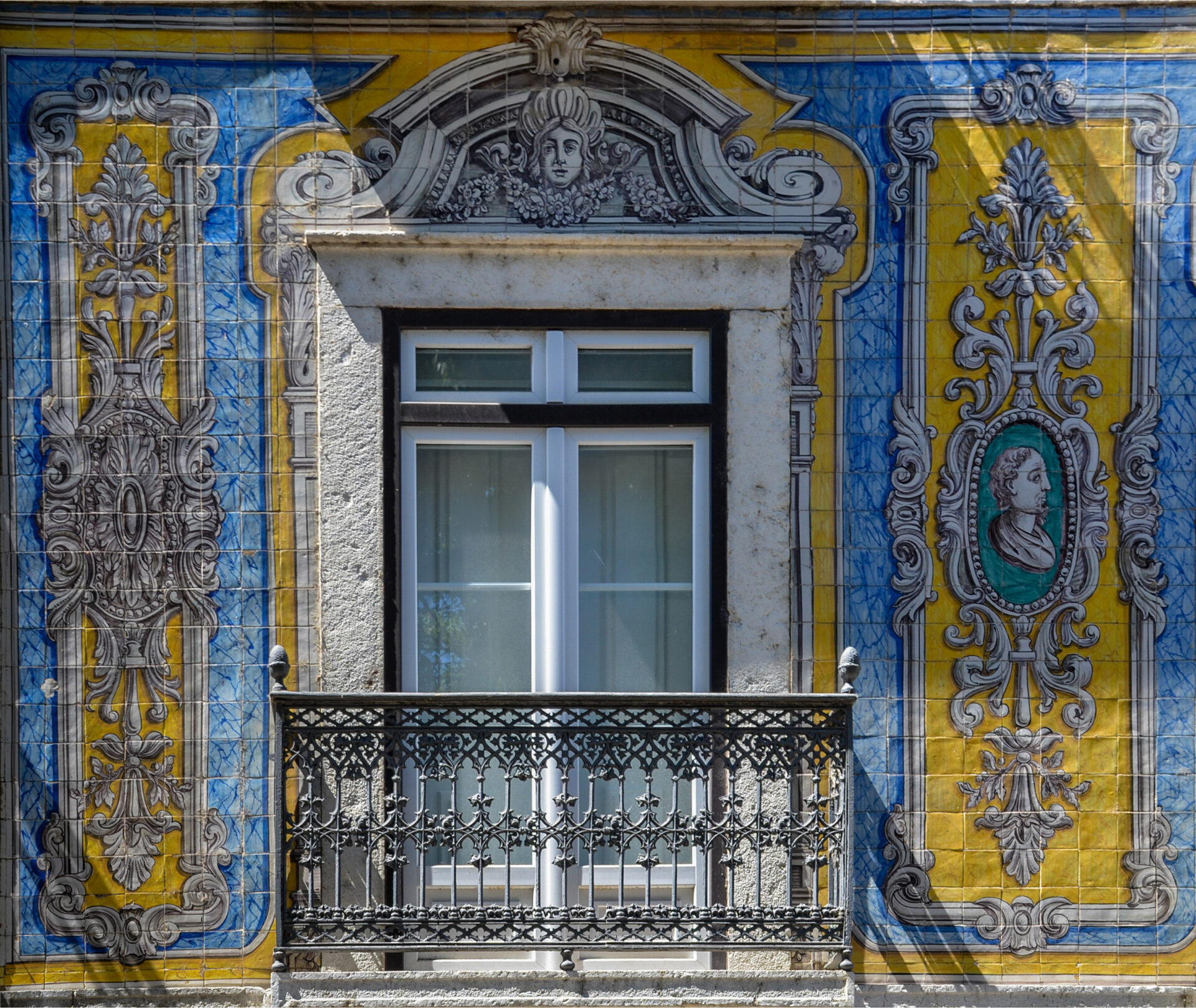 House in Lisbon decorated with Azulejo tiles (Photo Credit: iStockphoto)