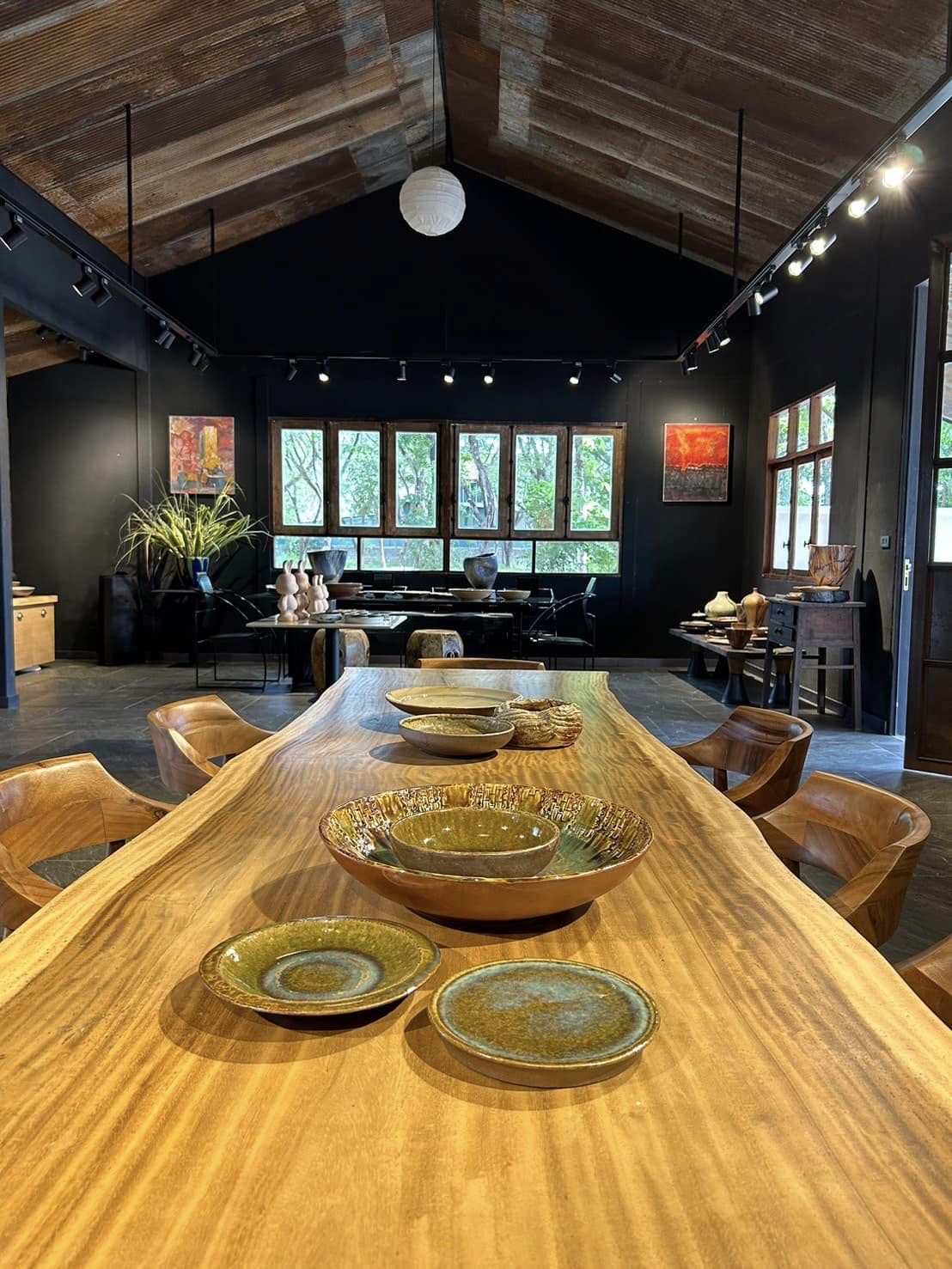 บรรยากาศภายในคาเฟ่ Earth & Fire Ceramics (เครดิตรูปภาพ: Facebook: Earth & Fire Ceramics)