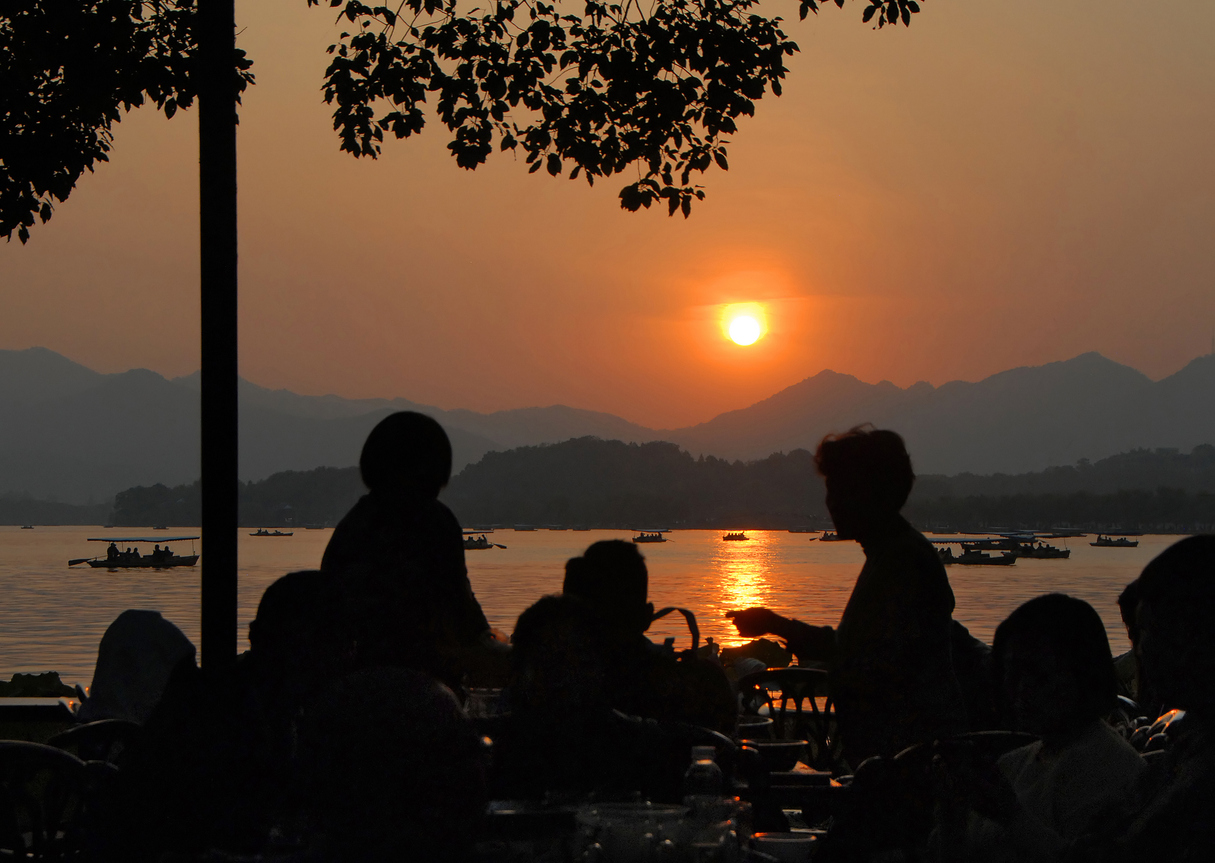 คาเฟ่ริมทะเลสาบซีหู (เครดิตรูปภาพ: iStockphoto)