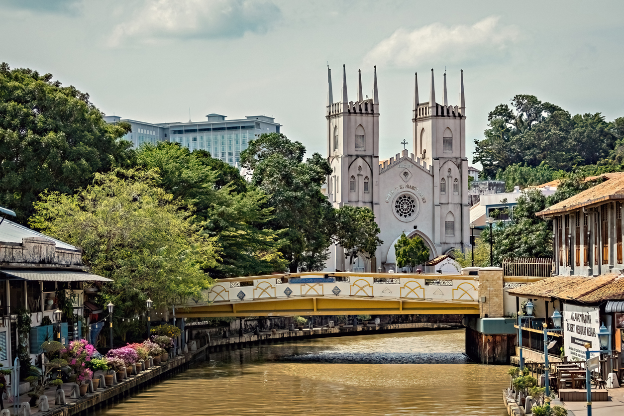 บ้านเรือนริมน้ำและโบสถ์ St. Francis Xavier (เครดิตรูปภาพ: iStockphoto)