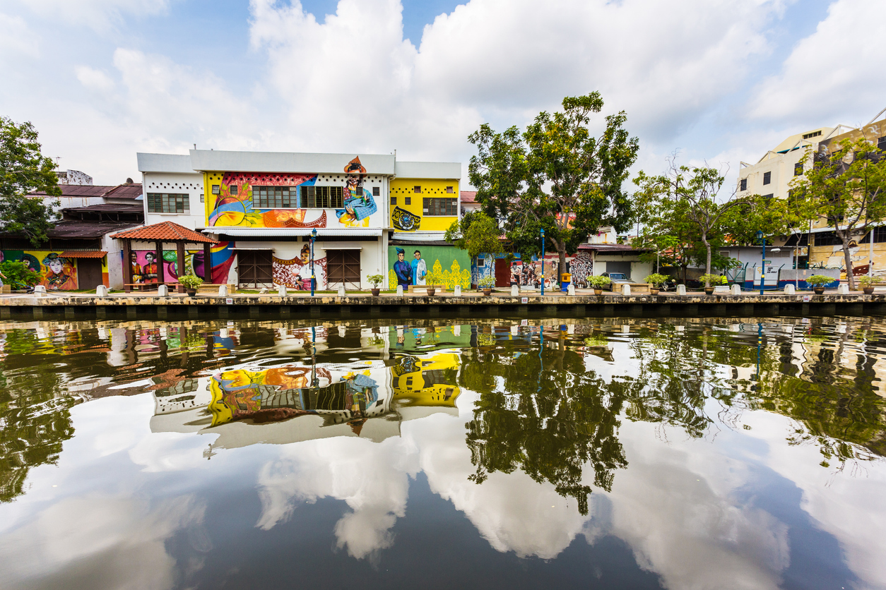 สตรีตอาร์ตบนผนังและกำแพงของบ้านเรือนริมแม่น้ำในมะละกา (เครดิตรูปภาพ: iStockphoto)