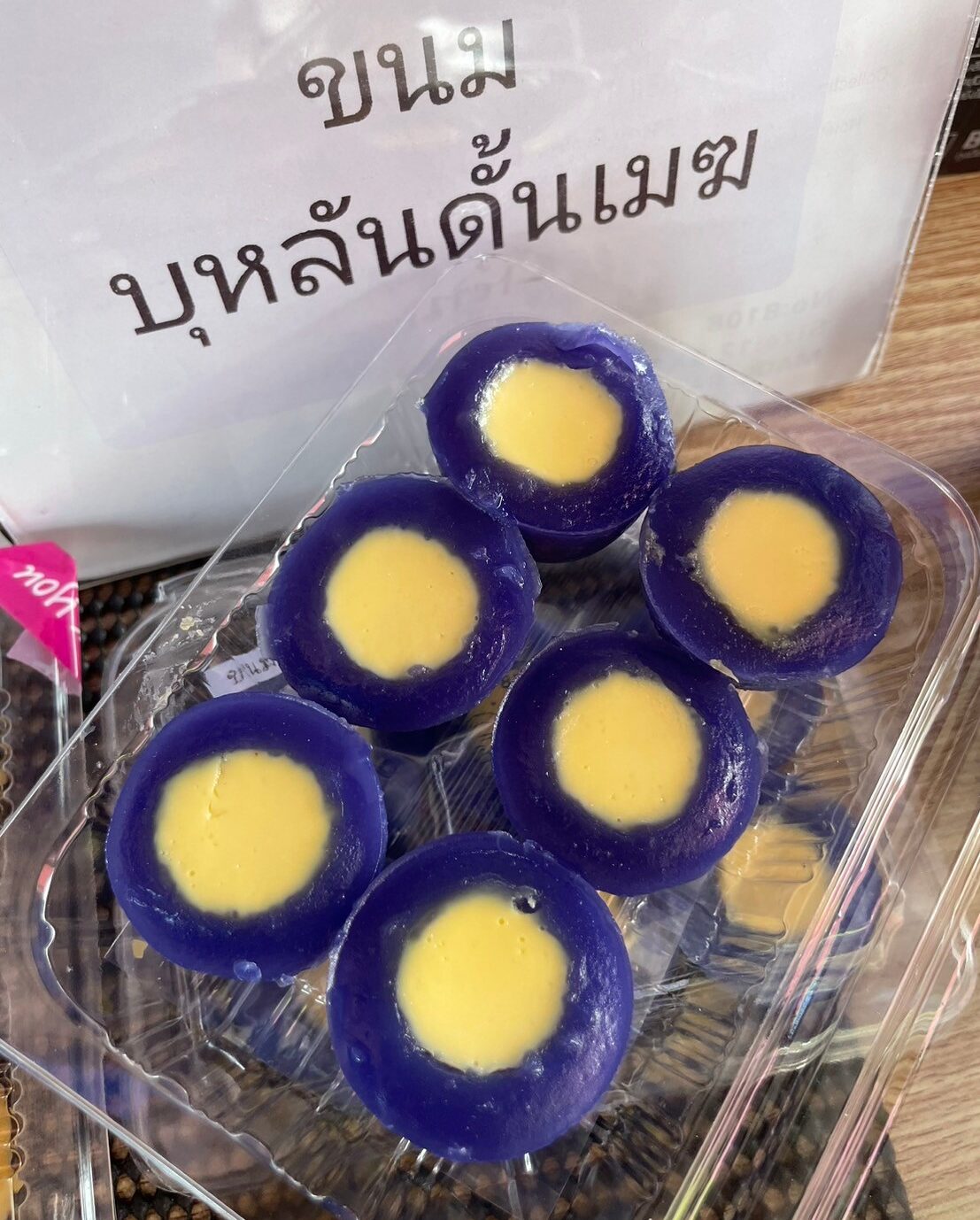 Traditional Thai dessert Bulan Dan Mek (Photo Credit: Facebook: NongBuaChanthaburi)