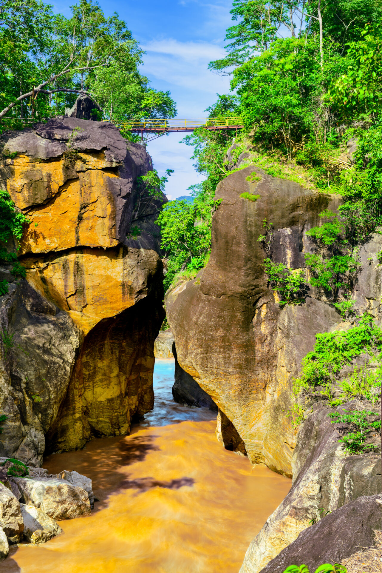 ช่องแคบเขาขาด ผาจูบกัน (เครดิตรูปภาพ: iStockphoto)