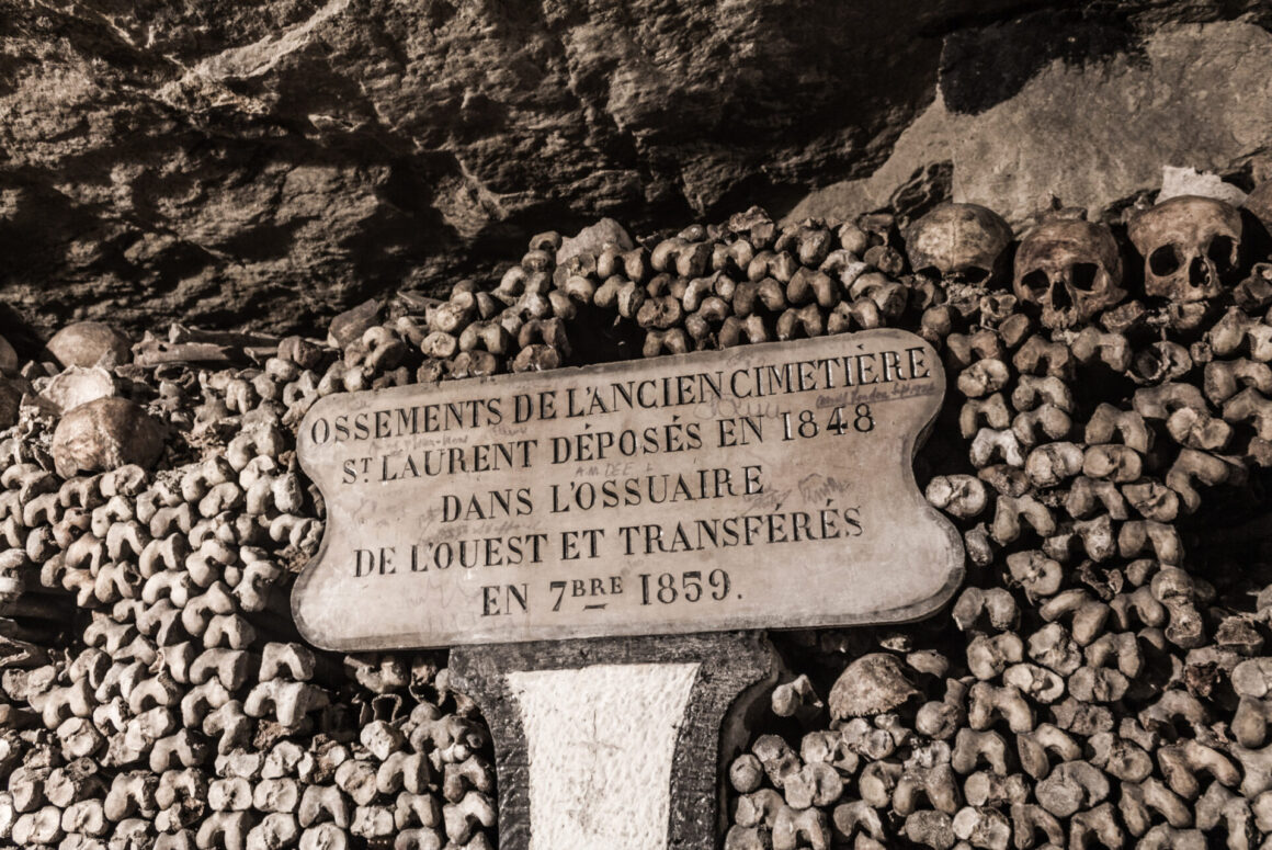 หัวกะโหลกจำนวนมากที่อยู่ภายใน Catacombs of Paris (เครดิตรูปภาพ: iStockphoto)