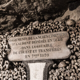 หัวกะโหลกจำนวนมากที่อยู่ภายใน Catacombs of Paris (เครดิตรูปภาพ: iStockphoto)