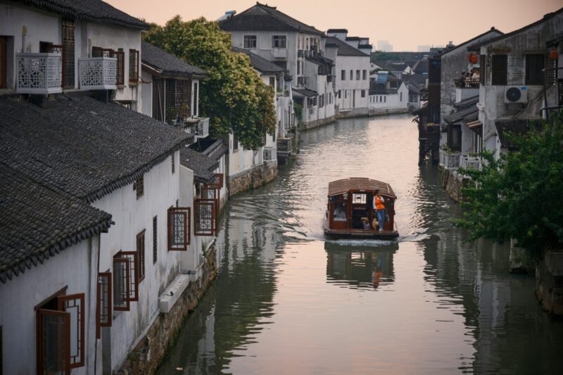 Houses along the Pingjiang River (Photo Credit: Seele An on Unsplash)