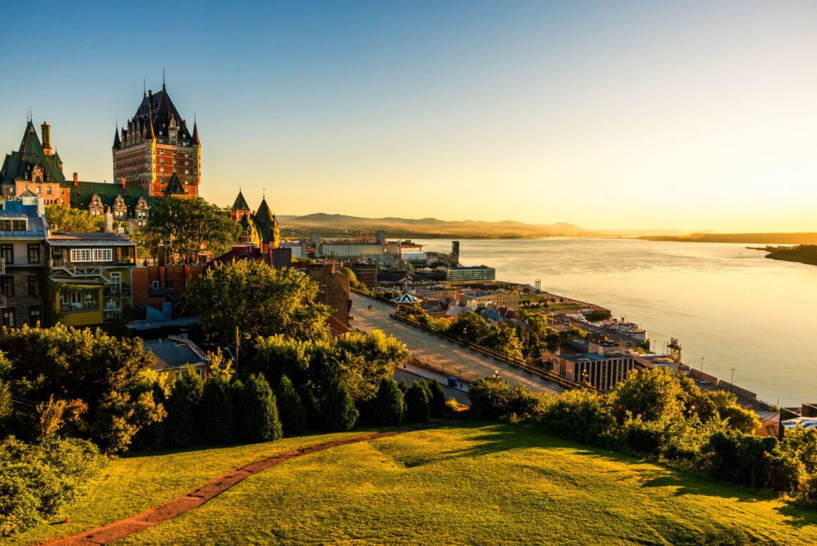 บรรยากาศของเมืองควิเบกที่มองเห็นอาคารของโรงแรม Fairmont Le Château Frontenac อยู่ด้านบน (เครดิตรูปภาพ: iStockphoto)