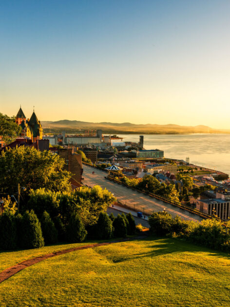 บรรยากาศของเมืองควิเบกที่มองเห็นอาคารของโรงแรม Fairmont Le Château Frontenac อยู่ด้านบน (เครดิตรูปภาพ: iStockphoto)